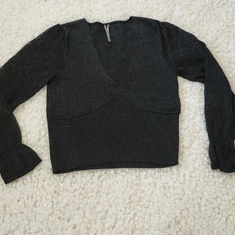 ⭐ HOST PICK⭐ Anthropologie L Metallic V-Neck Twofer Sweater Black Woven Sleeve - Picture 4 of 15